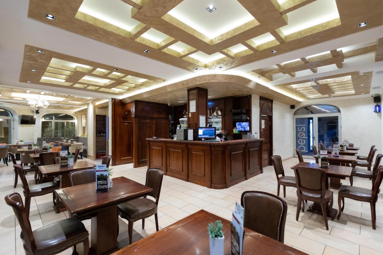 Garni Hotel Royal Crown سوبوتيتْسا المظهر الخارجي الصورة