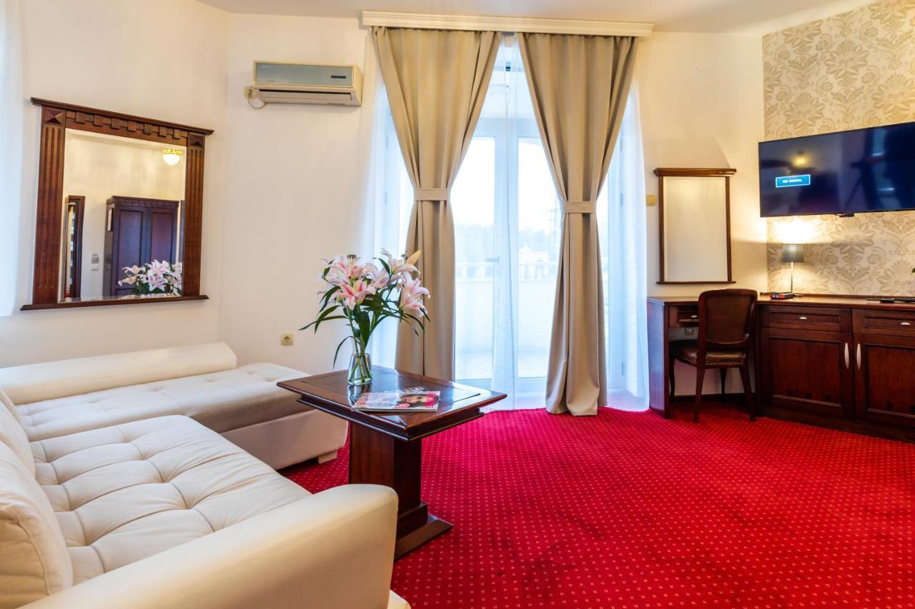 Garni Hotel Royal Crown سوبوتيتْسا المظهر الخارجي الصورة