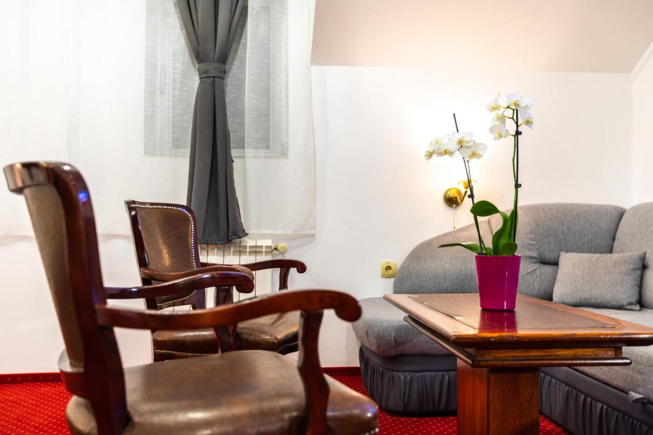 Garni Hotel Royal Crown سوبوتيتْسا المظهر الخارجي الصورة
