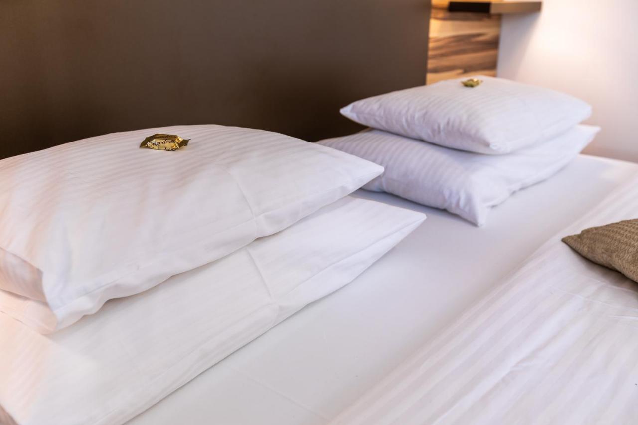 Garni Hotel Royal Crown سوبوتيتْسا المظهر الخارجي الصورة