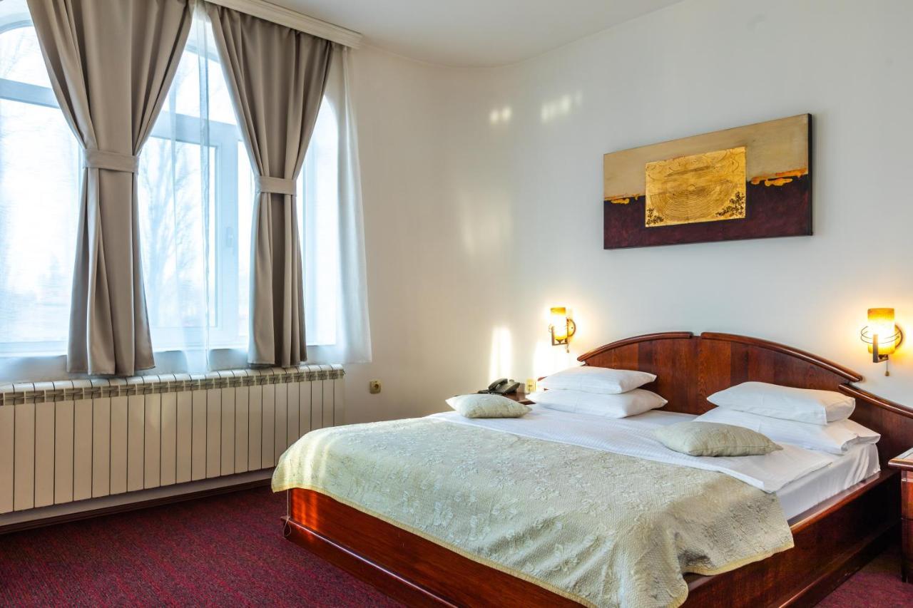 Garni Hotel Royal Crown سوبوتيتْسا المظهر الخارجي الصورة