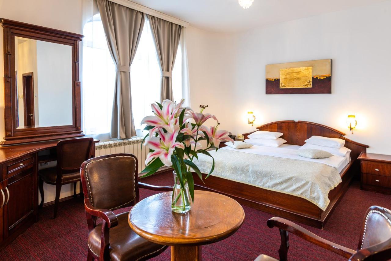 Garni Hotel Royal Crown سوبوتيتْسا المظهر الخارجي الصورة