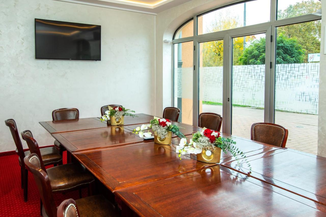 Garni Hotel Royal Crown سوبوتيتْسا المظهر الخارجي الصورة